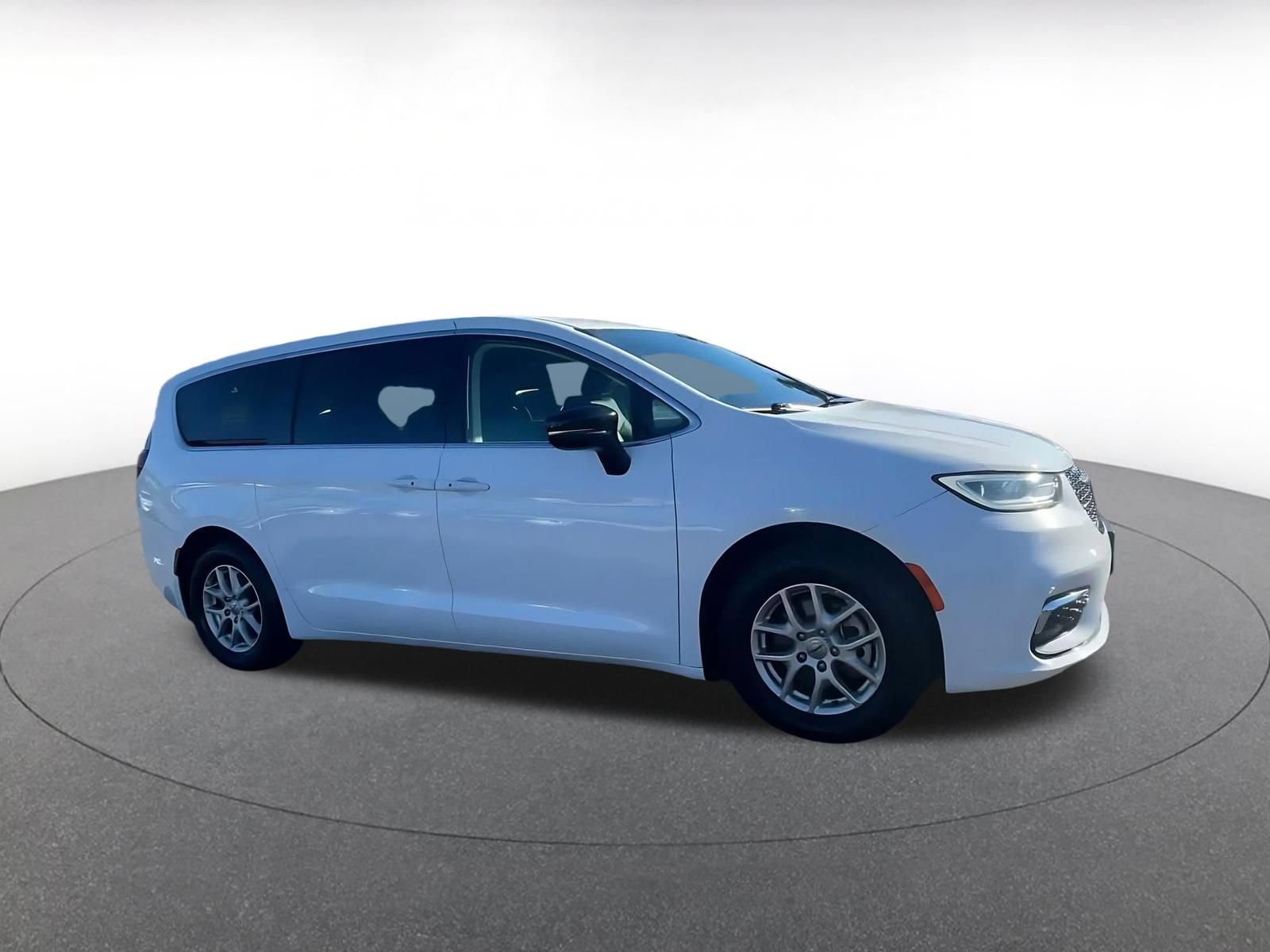 Used 2024 Chrysler Pacifica Touring-L FWD image 2