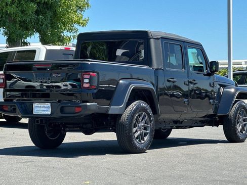 Certified 2025 Jeep Gladiator Sport AWD/4WD image 4