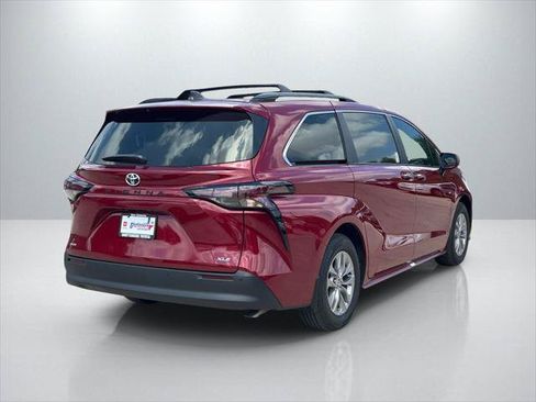 Certified 2026 Toyota Sienna XLE FWD image 5