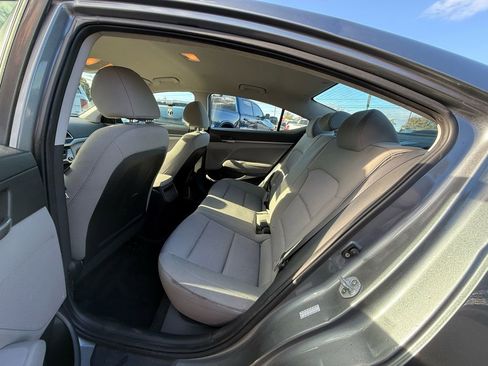 Used 2017 Hyundai Elantra SE w/ Cargo Package image 19
