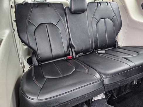 Used 2020 Chrysler Pacifica Touring-L image 43