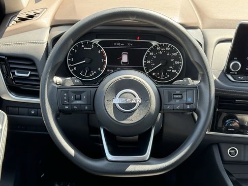 Used 2022 Nissan Rogue SV image 5