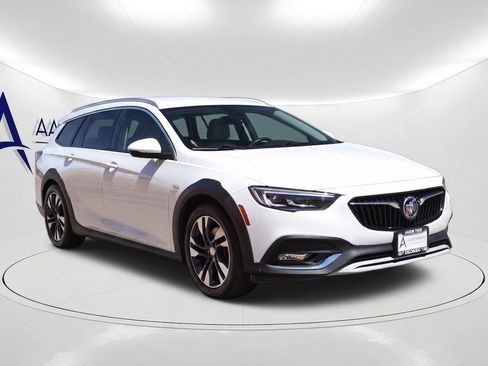 Used 2018 Buick Regal Essence w/ Driver Confidence Package #1 AWD/4WD image 3