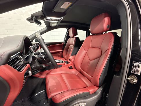 Certified 2026 Porsche Macan AWD/4WD image 5