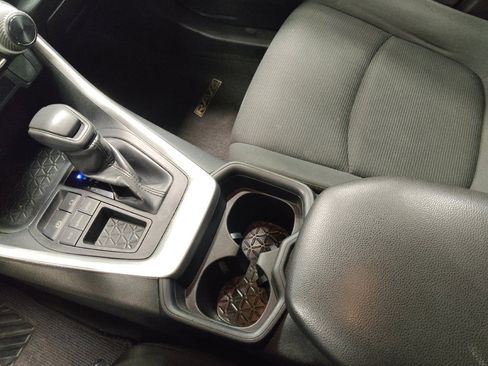 Used 2019 Toyota RAV4 LE FWD image 26