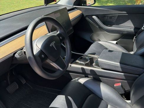 Used 2021 Tesla Model Y Long Range AWD/4WD image 3