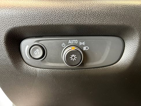 Used 2022 Chevrolet Traverse LS image 26