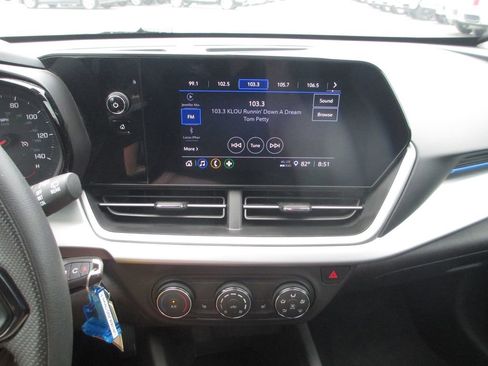 Used 2025 Chevrolet Trax LS w/ LS Convenience Package FWD image 25