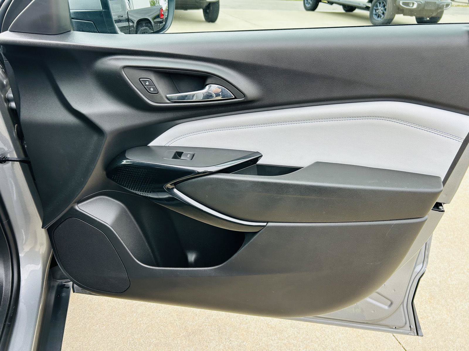 Used 2025 Chevrolet Trax LT w/ LT Convenience Package FWD image 28