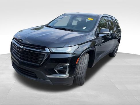 Used 2023 Chevrolet Traverse LT FWD image 2