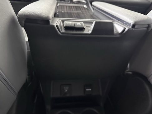 Used 2023 Toyota Sienna Limited image 21