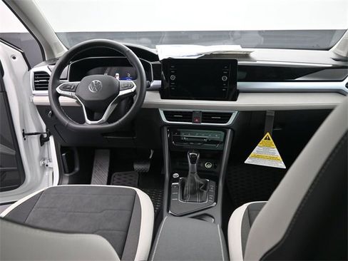 New 2025 Volkswagen Taos SE image 24