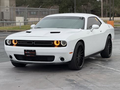 Used 2016 Dodge Challenger SXT image 5