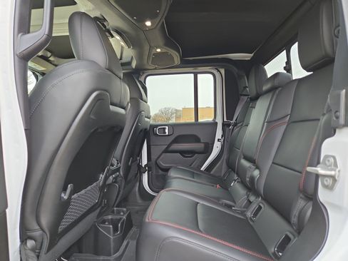 Used 2024 Jeep Gladiator Rubicon w/ Technology Group image 13