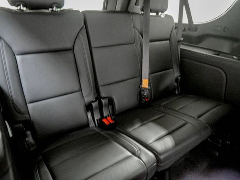 Used 2024 Chevrolet Suburban Z71 w/ Luxury Package AWD/4WD image 35