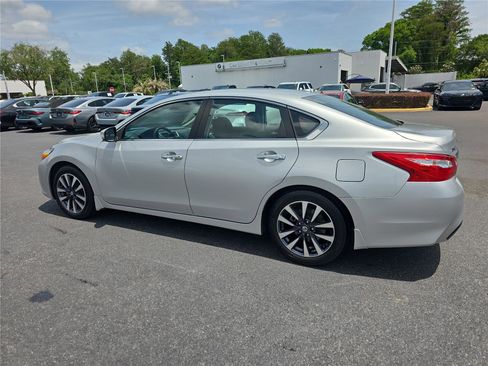 Used 2016 Nissan Altima 2.5 SL w/ Moonroof Package FWD image 5