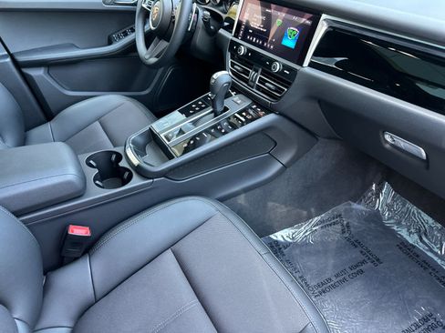 Certified 2025 Porsche Macan AWD/4WD image 17