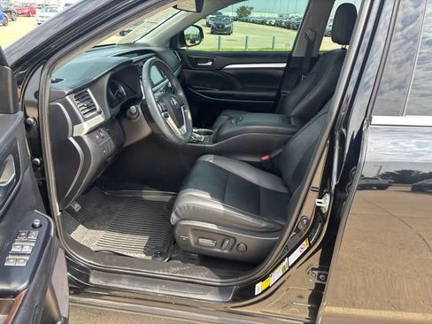 Used 2019 Toyota Highlander XLE AWD/4WD image 20