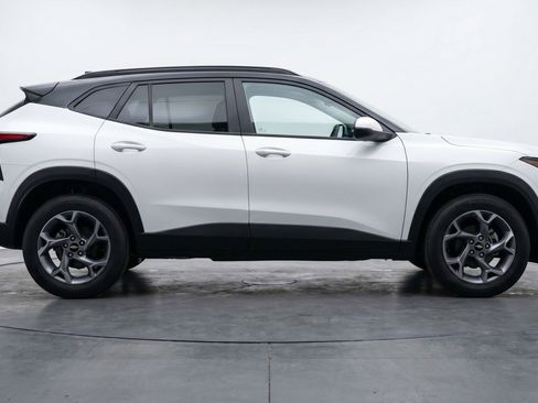 Used 2025 Chevrolet Trax LT FWD image 11