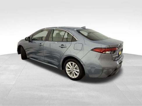 Used 2025 Toyota Corolla XLE image 2