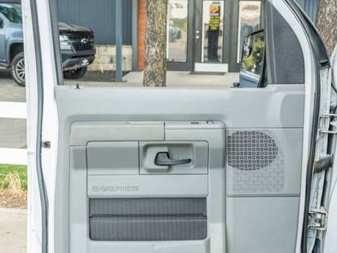 Used 2014 Ford E-350 and Econoline 350 XLT image 17