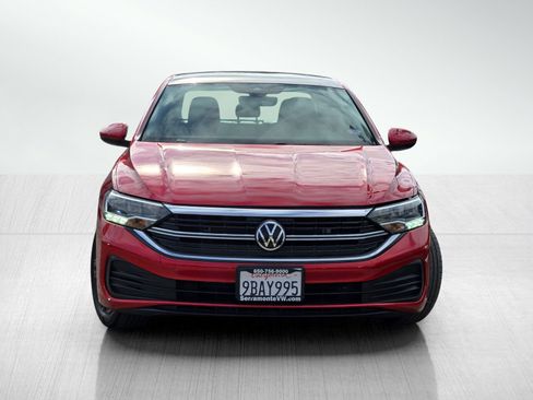 Used 2022 Volkswagen Jetta SE w/ Panoramic Sunroof Package image 2