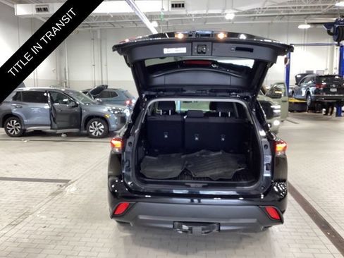 Used 2024 Toyota Highlander LE AWD/4WD image 14