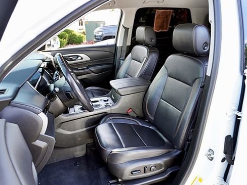 Used 2021 Chevrolet Traverse LT image 14