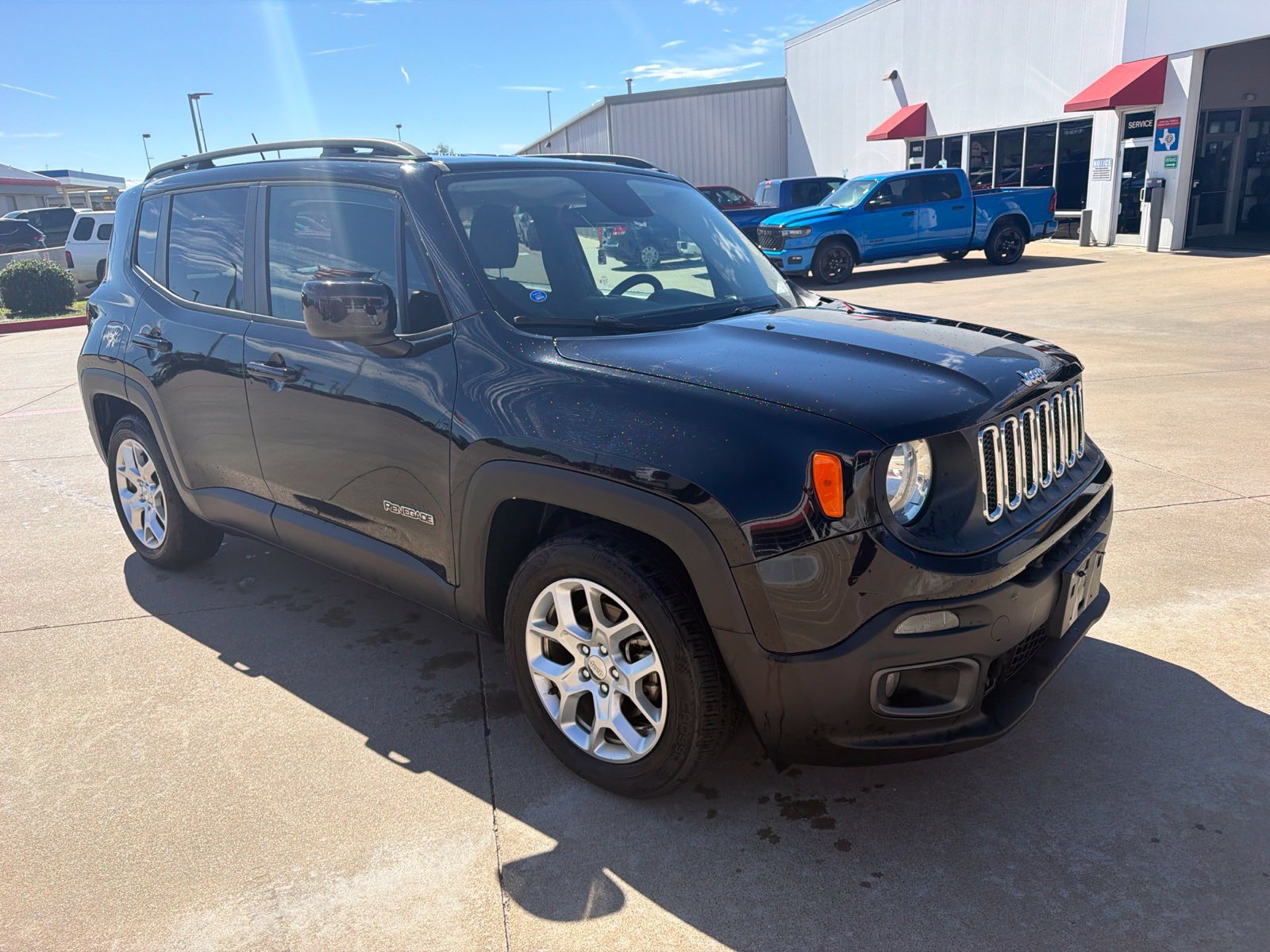 Used 2017 Jeep Renegade Latitude FWD image 3