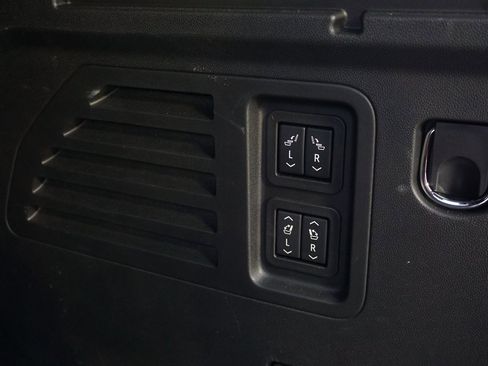 Certified 2025 Chevrolet Traverse High Country image 35