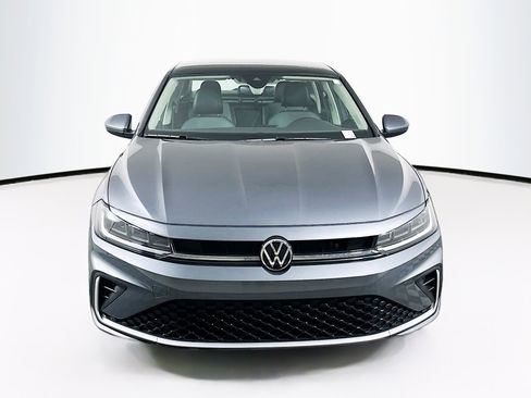 Used 2025 Volkswagen Jetta SE image 2