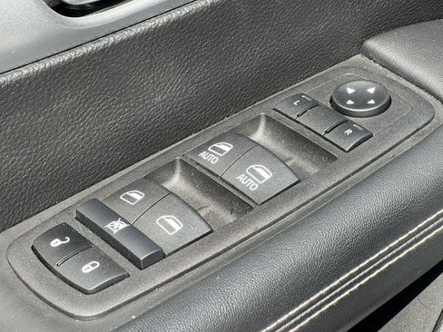 Used 2023 Chrysler Pacifica Touring FWD image 15