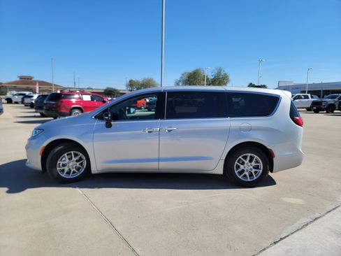 Used 2024 Chrysler Pacifica Touring-L image 4