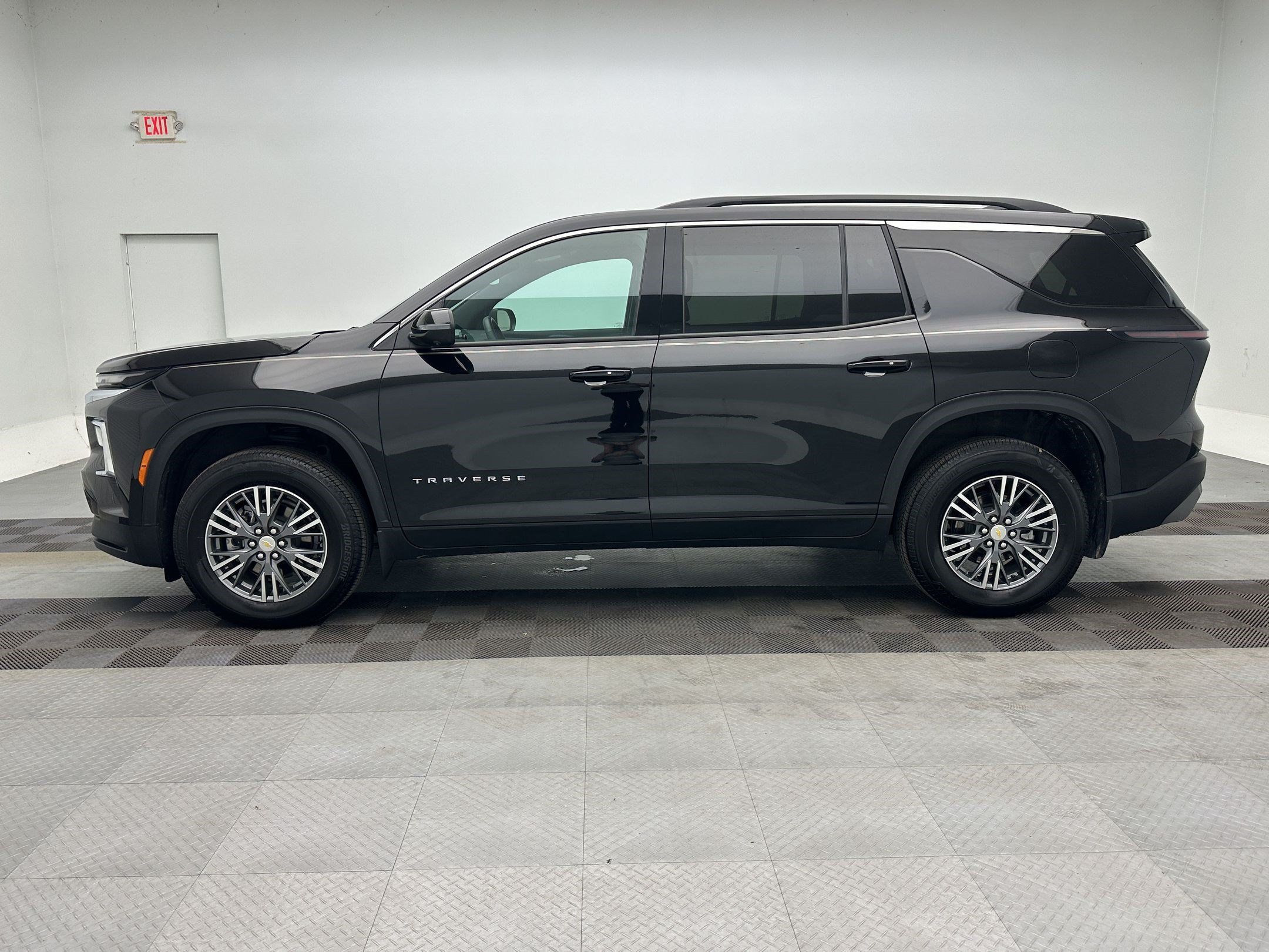 Certified 2025 Chevrolet Traverse LT w/ Driver Confidence Package AWD/4WD image 2