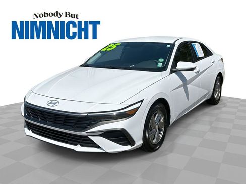 Used 2025 Hyundai Elantra SE FWD image 1