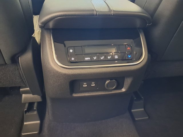 Used 2025 Nissan Armada SV AWD/4WD image 10
