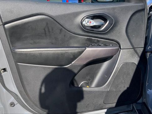 Used 2021 Jeep Cherokee Latitude Plus image 21