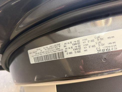 Used 2019 Chrysler Pacifica Limited w/ Advanced Safetytec Group FWD image 39