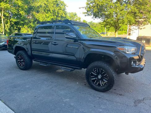 Used 2018 Toyota Tacoma TRD Sport AWD/4WD image 4