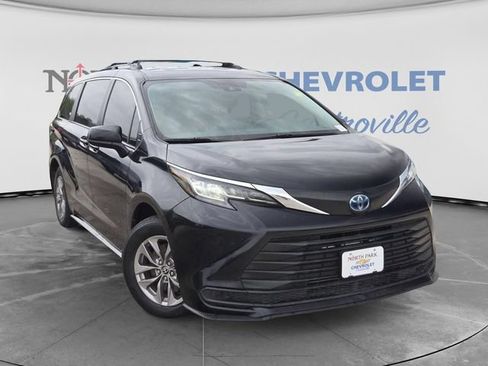 Used 2022 Toyota Sienna LE FWD image 1