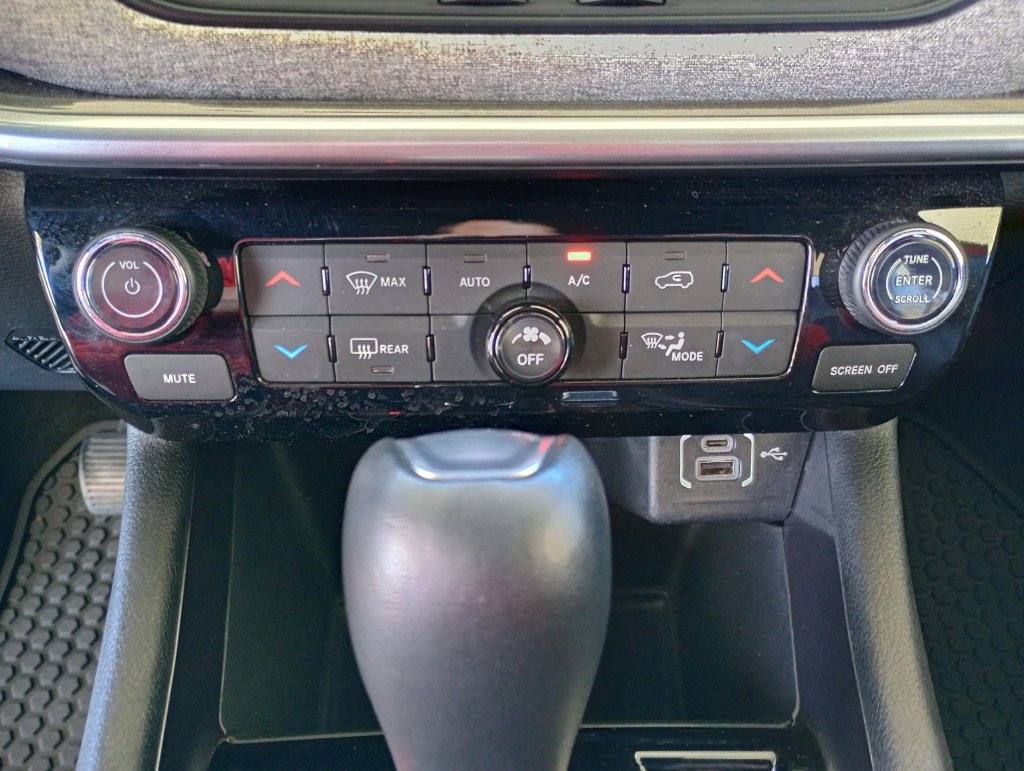 Used 2025 Jeep Compass Latitude w/ Sun & Sound Group AWD/4WD image 18