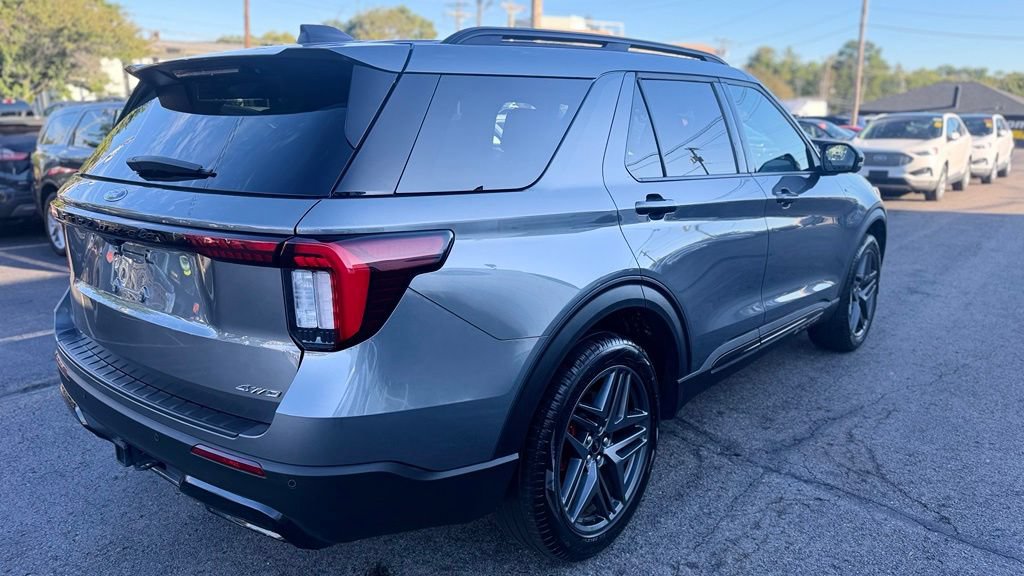 Used 2025 Ford Explorer ST-Line w/ ST-Line Street Pack AWD/4WD image 9