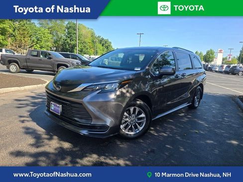 Used 2024 Toyota Sienna LE AWD/4WD image 1