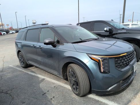 Used 2025 Kia Carnival SX Prestige image 2