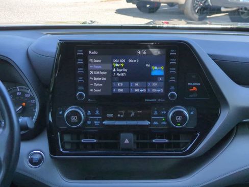 Used 2022 Toyota Highlander XLE FWD image 18