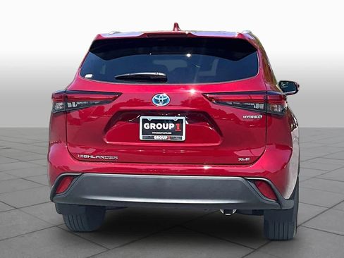 Used 2022 Toyota Highlander XLE AWD/4WD image 5