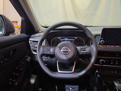 Used 2024 Nissan Rogue S FWD image 11