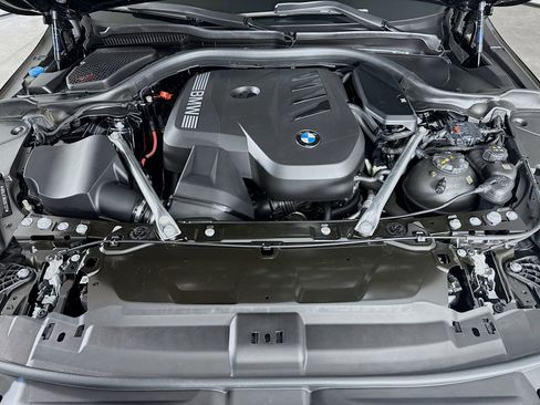 Used 2025 BMW 530i w/ Premium Package image 32