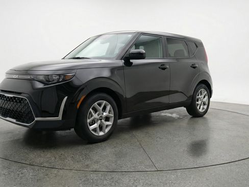 Used 2025 Kia Soul LX w/ LX Technology Package image 3