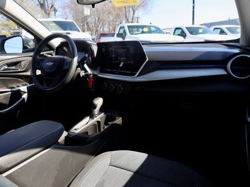 Certified 2025 Chevrolet Trax LS image 34